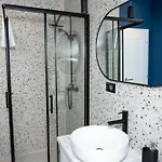 Regent Blue Apartments-free Private Parking *